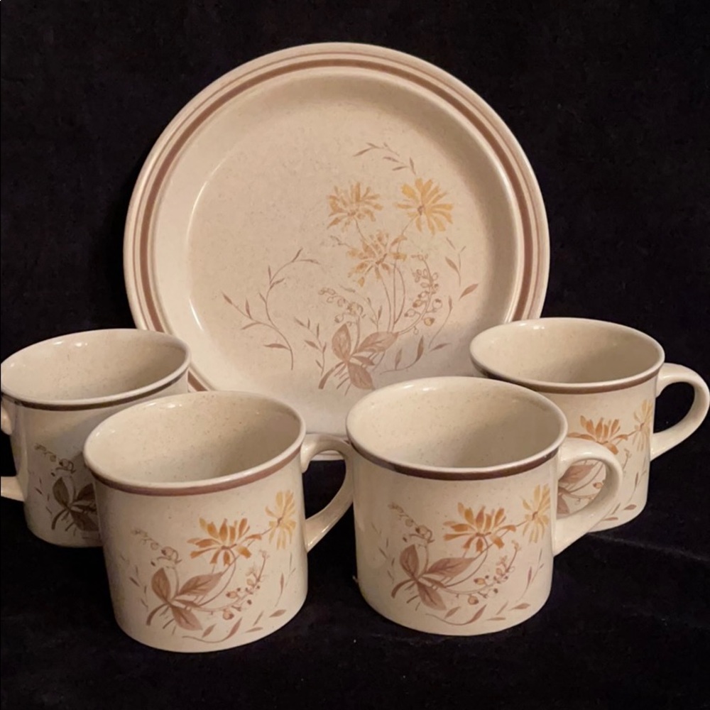 Set of 5 Vintage Royal Doulton Mugs & Plate